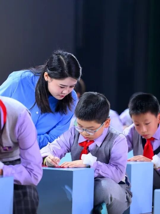 【火一动态】乐声裹着思政热，初心随旋律正燃！ ——这场音乐思政课，把信仰“唱”进了青春里