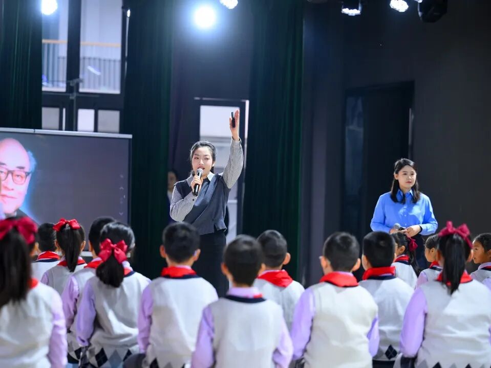 【火一动态】乐声裹着思政热，初心随旋律正燃！ ——这场音乐思政课，把信仰“唱”进了青春里