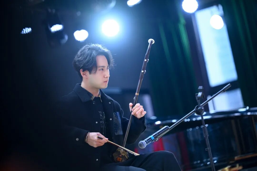 【火一动态】乐声裹着思政热，初心随旋律正燃！ ——这场音乐思政课，把信仰“唱”进了青春里