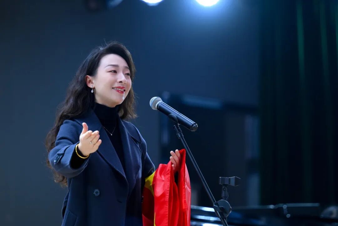 【火一动态】乐声裹着思政热，初心随旋律正燃！ ——这场音乐思政课，把信仰“唱”进了青春里
