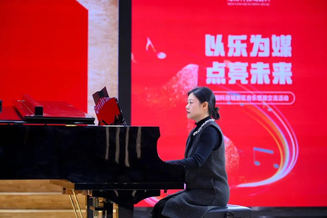【火一动态】乐声裹着思政热，初心随旋律正燃！ ——这场音乐思政课，把信仰“唱”进了青春里