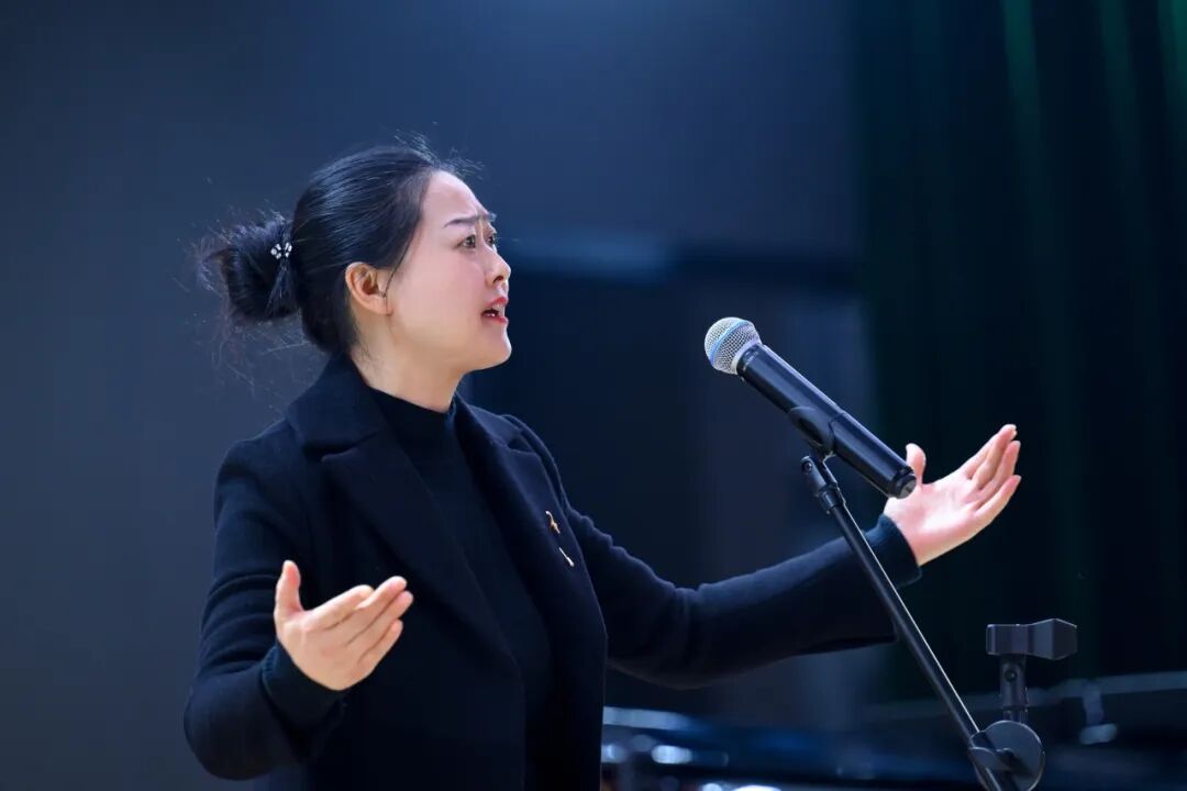 【火一动态】乐声裹着思政热，初心随旋律正燃！ ——这场音乐思政课，把信仰“唱”进了青春里