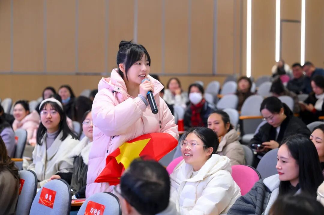 【火一动态】乐声裹着思政热，初心随旋律正燃！ ——这场音乐思政课，把信仰“唱”进了青春里