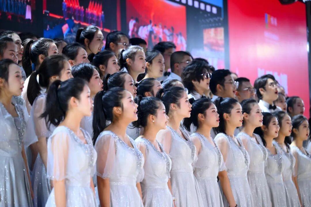 【火一动态】乐声裹着思政热，初心随旋律正燃！ ——这场音乐思政课，把信仰“唱”进了青春里