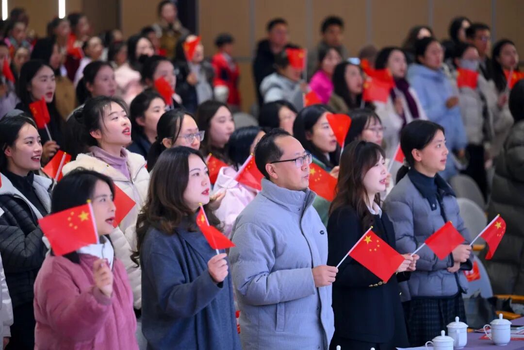 【火一动态】乐声裹着思政热，初心随旋律正燃！ ——这场音乐思政课，把信仰“唱”进了青春里