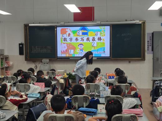 【火一学科组】智赋课堂守初心 · 全员共进凝实效——火炬一小数学组2025年秋图鉴