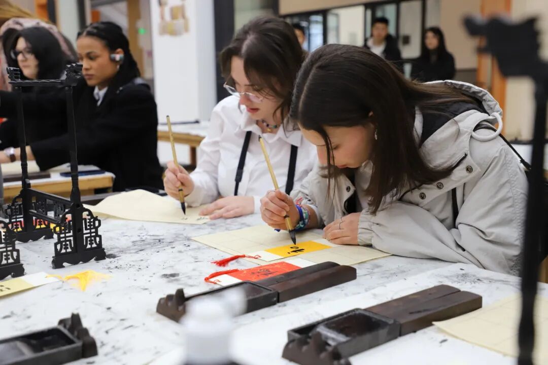 从英国“取经”到意大利“同行”, 火炬一小用“硬核”体验讲好中国教育故事——意大利阿斯蒂省交流团到我校进行文化交流活动