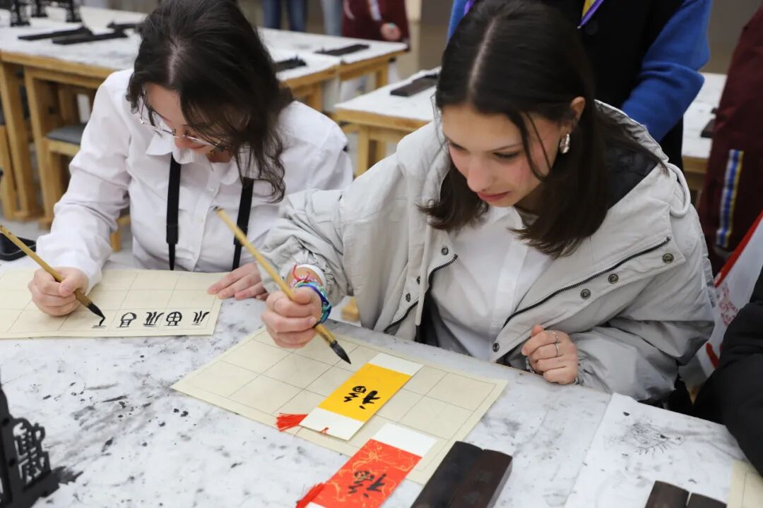 从英国“取经”到意大利“同行”, 火炬一小用“硬核”体验讲好中国教育故事——意大利阿斯蒂省交流团到我校进行文化交流活动