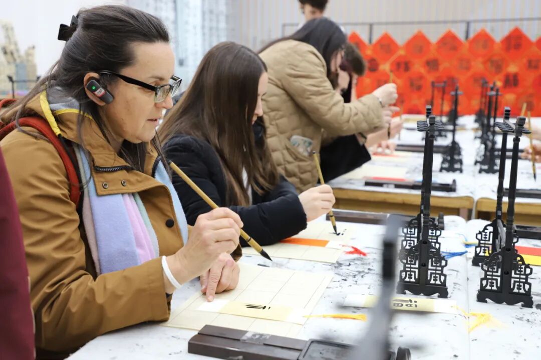 从英国“取经”到意大利“同行”, 火炬一小用“硬核”体验讲好中国教育故事——意大利阿斯蒂省交流团到我校进行文化交流活动