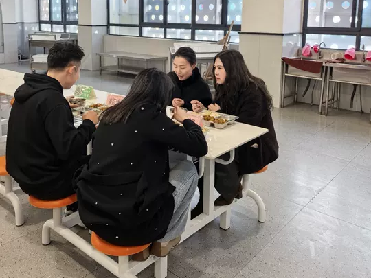 【火一月刊】春光作序,教育为诗 ——三月,火炬一小寄出一封春日来信