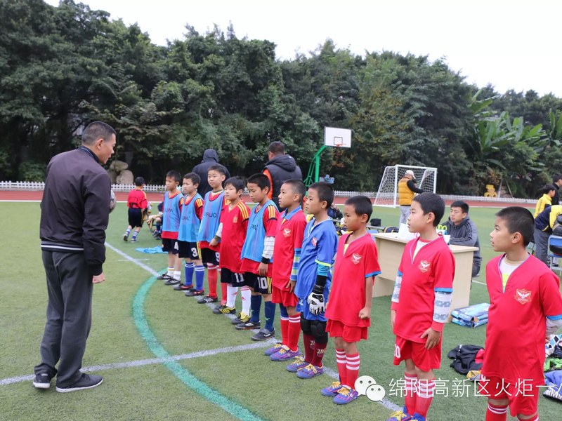 【1、足球赛场写真】  旋风小子来啦！