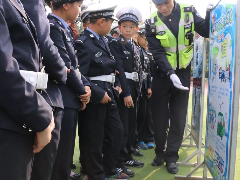【火一动态】122"尊法守规明礼进学堂"交通安全宣传活动