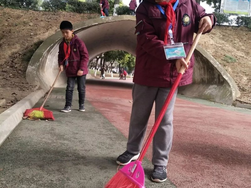 【火一动态】雷锋就是你、我、他 ——火炬一小开展“学雷锋”社会实践活动