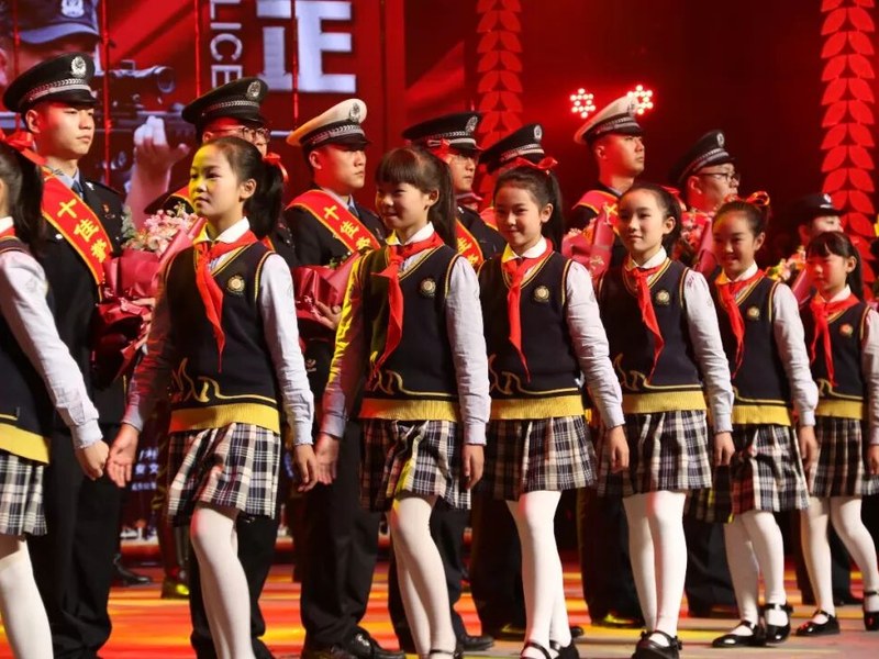 【火一动态】警校共建 共筑和谐平安——火一娃登台全市公安机关十佳先进典型颁奖晚会敬献鲜花