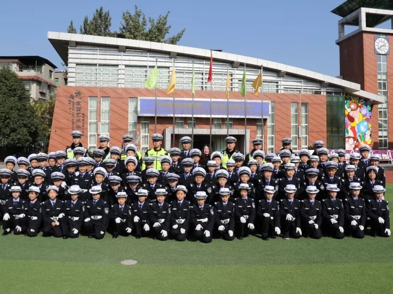 【火一动态】守规则除隐患  安全文明出行 ——火炬一小第九届红领巾小交警督导队成立仪式