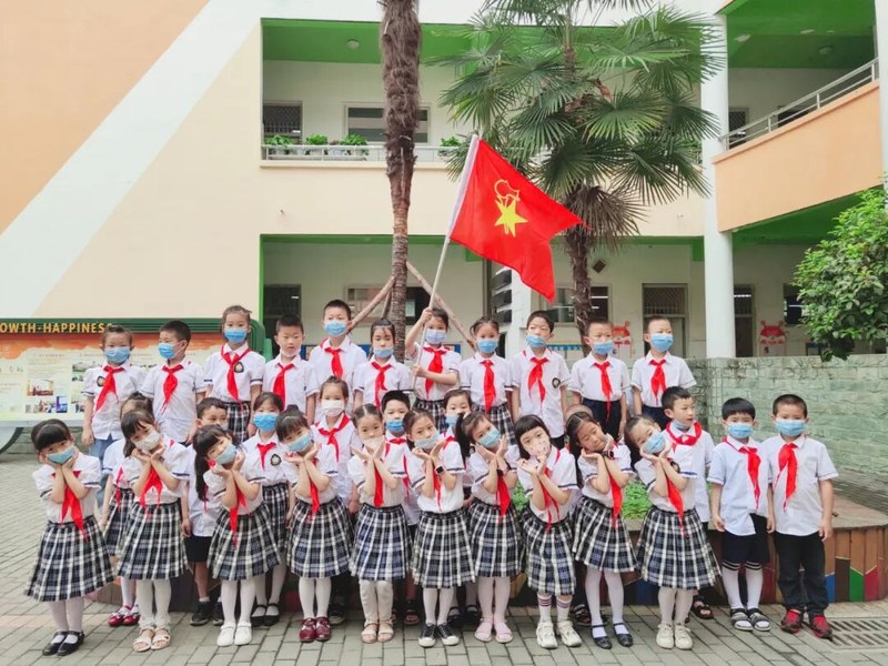 【火一动态】火炬一小“红领巾，我的光荣与梦想”入队仪式