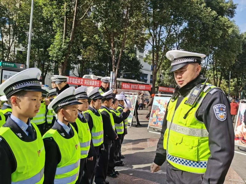 【火一动态】12·2“知危险会避险  安全文明出行”火炬一小第九届红领巾小交警督导队成立暨交通安全宣传活动