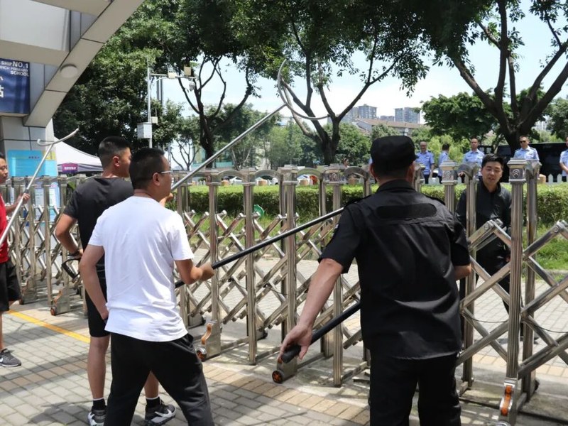 【火一动态】绵阳市公安局高新分局与火炬一小联合开展防暴安全演练