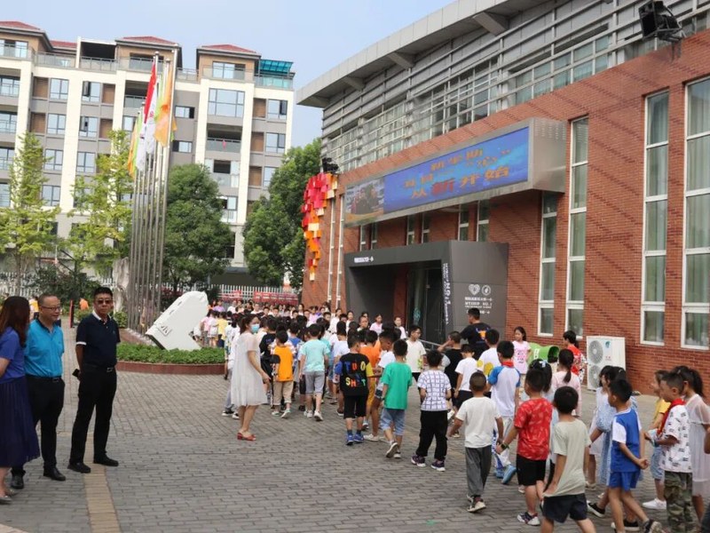 【火一动态】浓情教师节 慰问暖师心 |区领导到火炬一小、火炬一幼开展教师节慰问活动