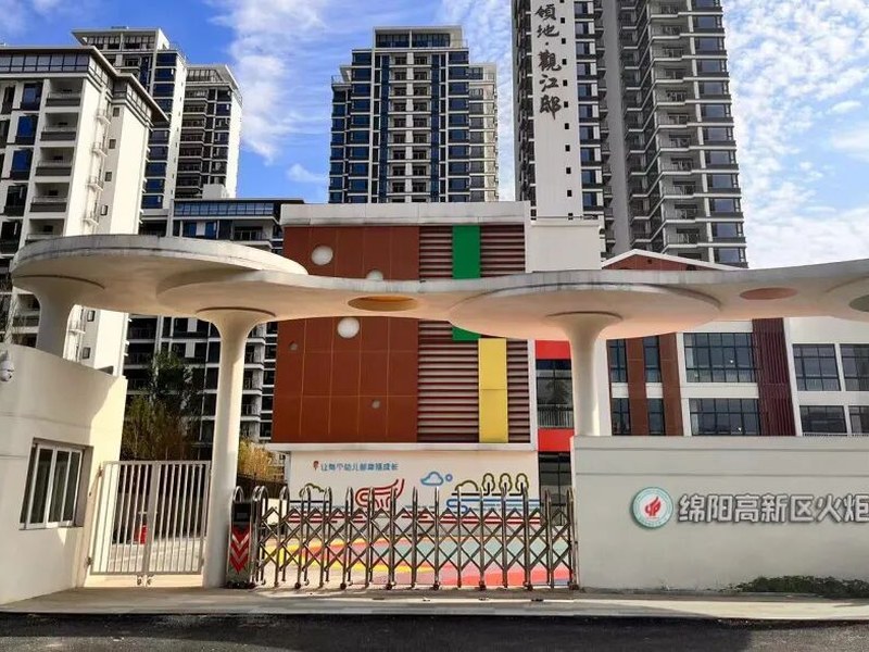 绵阳高新区（科技城直管区）社治局教体科科长张瑛一行到绵阳高新区火炬一小调研