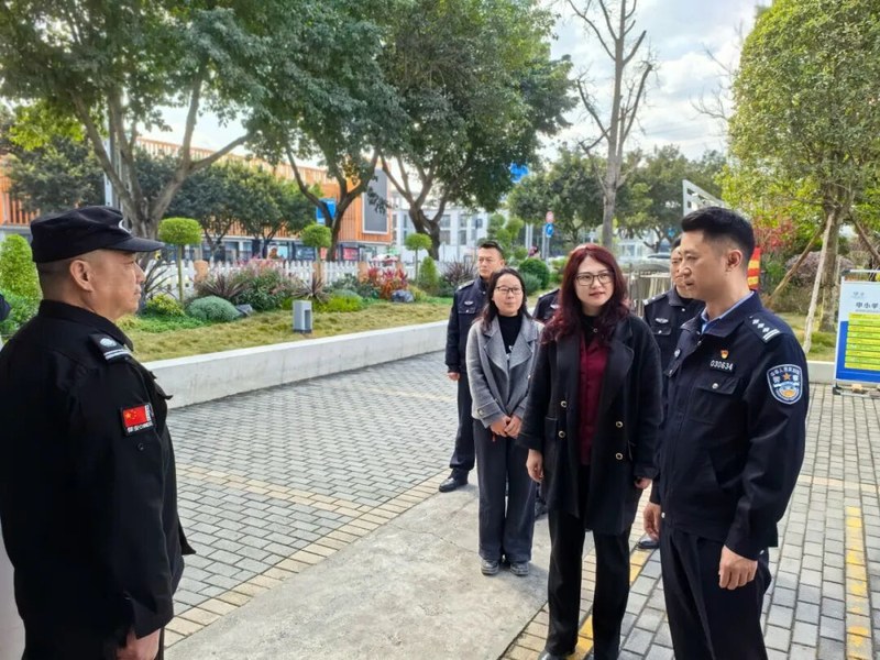 警校共建保平安 绵阳市公安局高新分局贺淼局长到火炬一小调研
