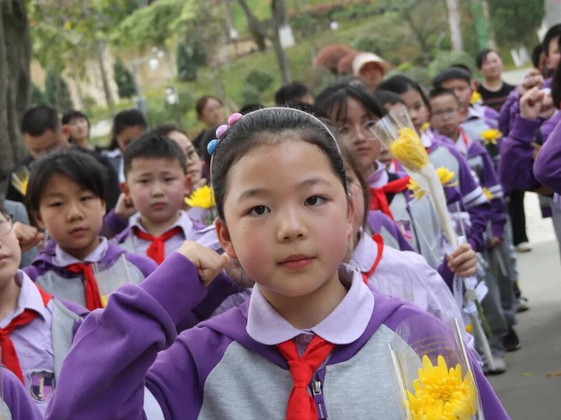 致敬，永远的英雄丨高新区火炬一小清明祭扫活动