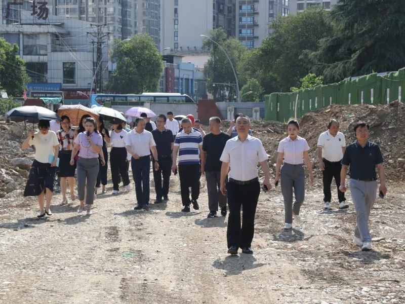 绵阳科技城党群工作部区人大代表、政协委员视察调研火炬一小新校区项目建设工作