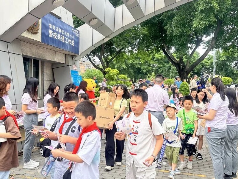 萌小探奇幻游嘉年华——火炬一小六一系列活动