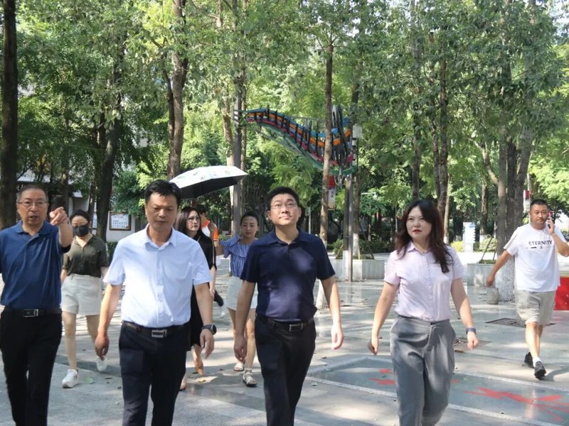 绵阳高新区（科技城直管区）社会事业和基层治理局局长杨国斌一行视导火炬一小开学工作