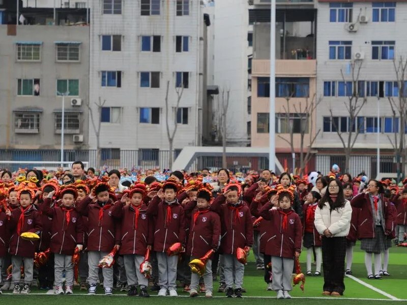 遇见“火焰蓝”，护航新学期“安”然启航--火炬一小2025春开学典礼