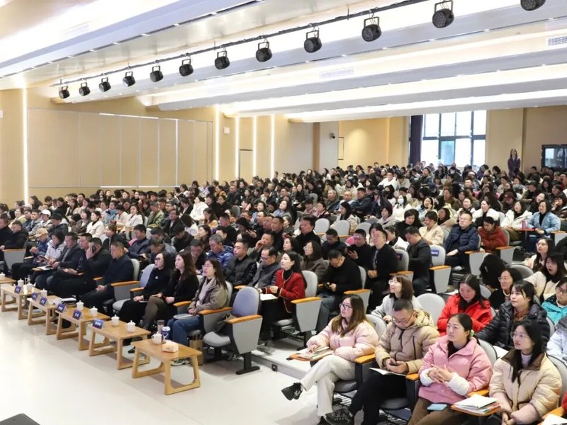 燃AI引擎，DeepSeek赋能学习方式新变革     ——绵阳高新区"AI赋能教育教学"专题培训活动在火炬一小成功举办