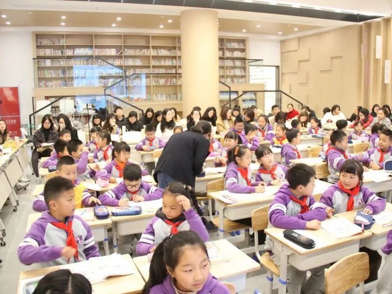 “立足新课标 共研新教材 赋能好课堂” 火炬一小承办绵阳高新区小学英语三年级同课异构教学研讨活动