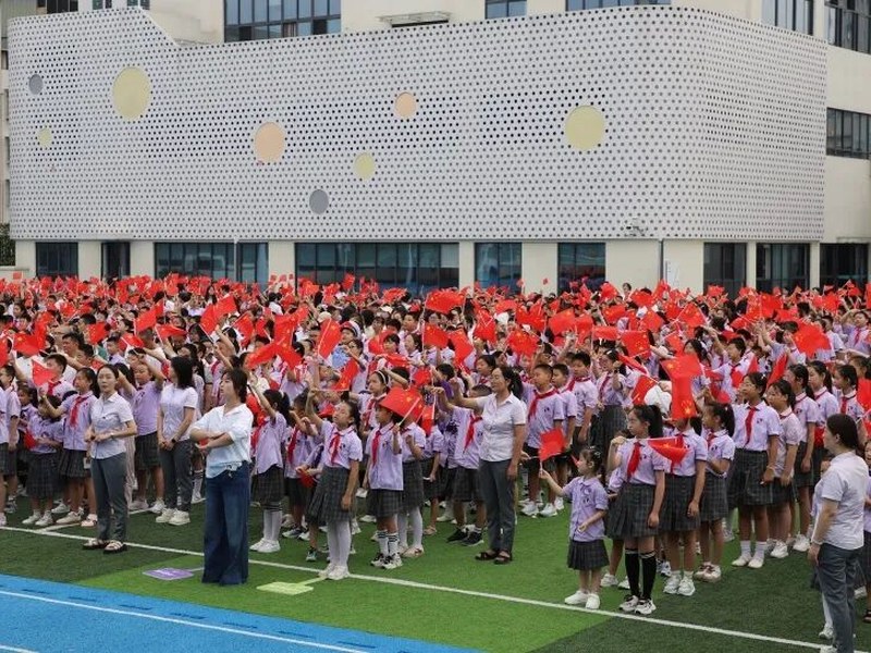 燃爆！火炬一小这样纪念抗战胜利80周年，四天"开学大戏"让孩子们热泪盈眶！——铭记历史、缅怀先烈、珍爱和平、共创未来