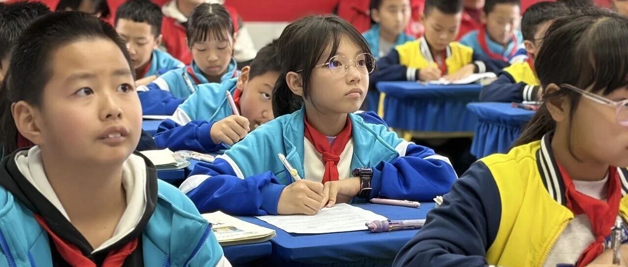 趣味探数学，笔墨绘传承 —— 高坪区“天府银龄行动”老年志愿者服务大队爱心护航服务分队走进安汉中学附属小学